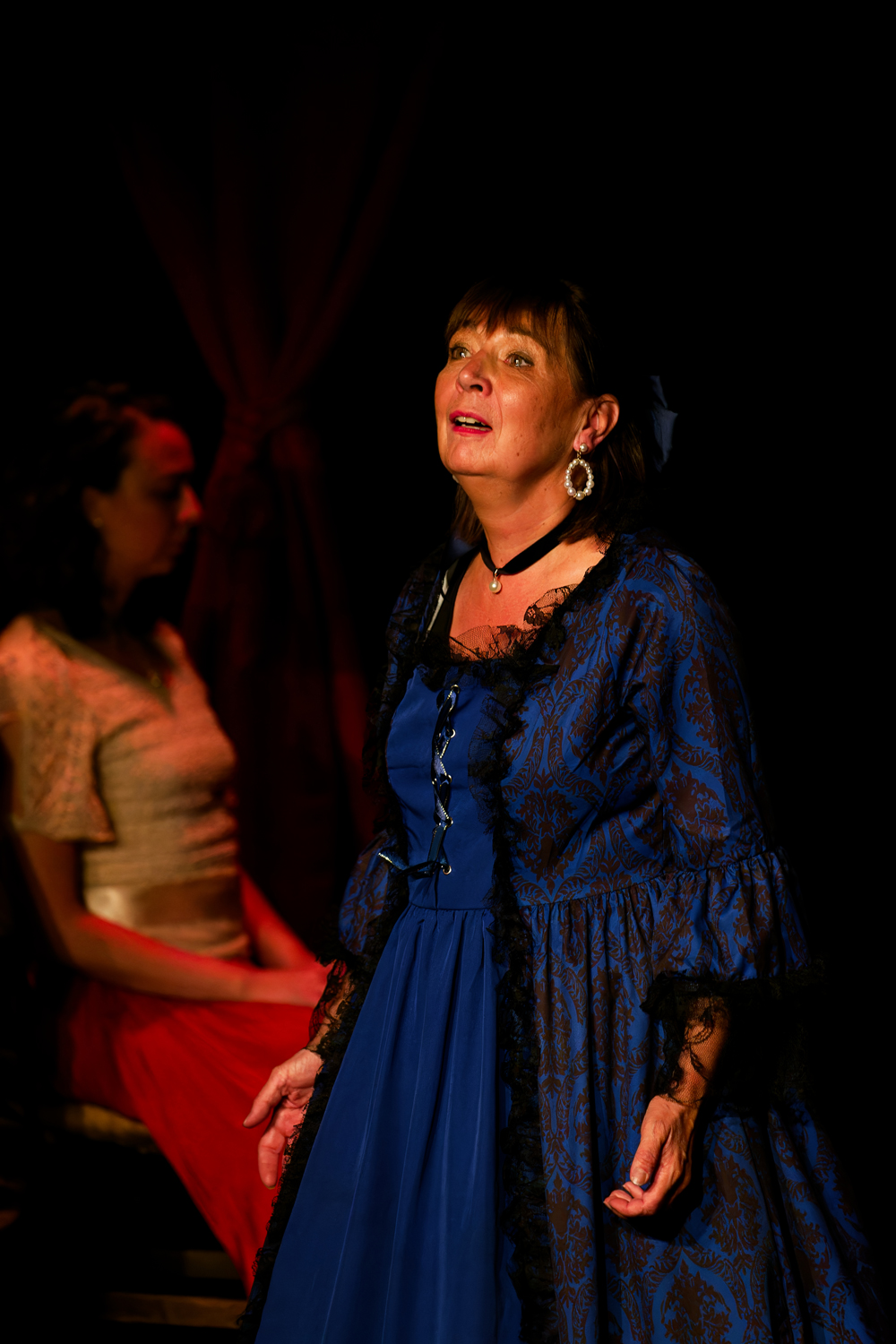 Comédienne en costume d'époque, en pleine réplique, lors d'une restitution du Centre culturel de Courbevoie